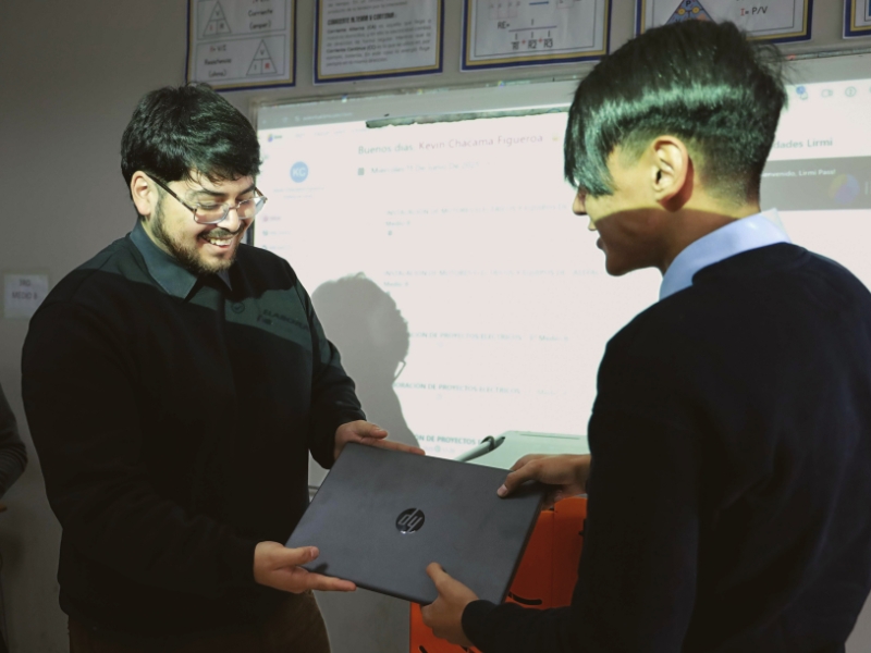 Entrega laboratorios móviles para la especialidad de Electricidad