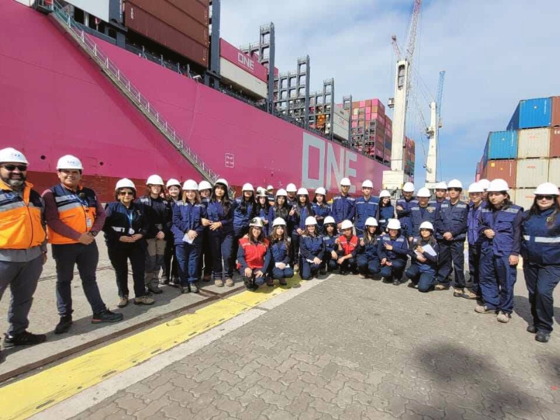 Estudiantes de la especialidad Administración en Logística visita a Iquique Terminal Internacional