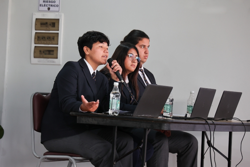 Colegio Santo Domingo Savio: Debate sobre la IA en Alto Hospicio